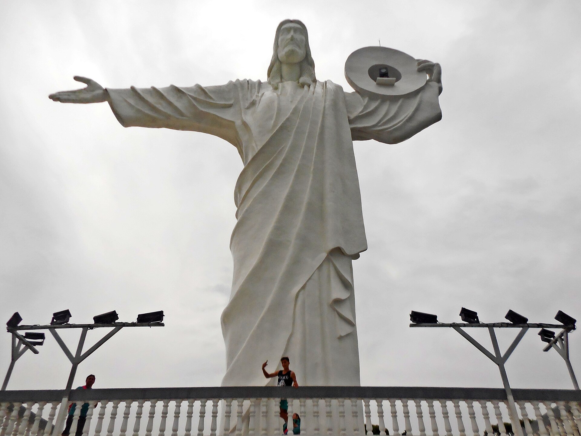 Vista da orla de Balneário Camboriú (SC) a partir do mirante do Cristo Luz