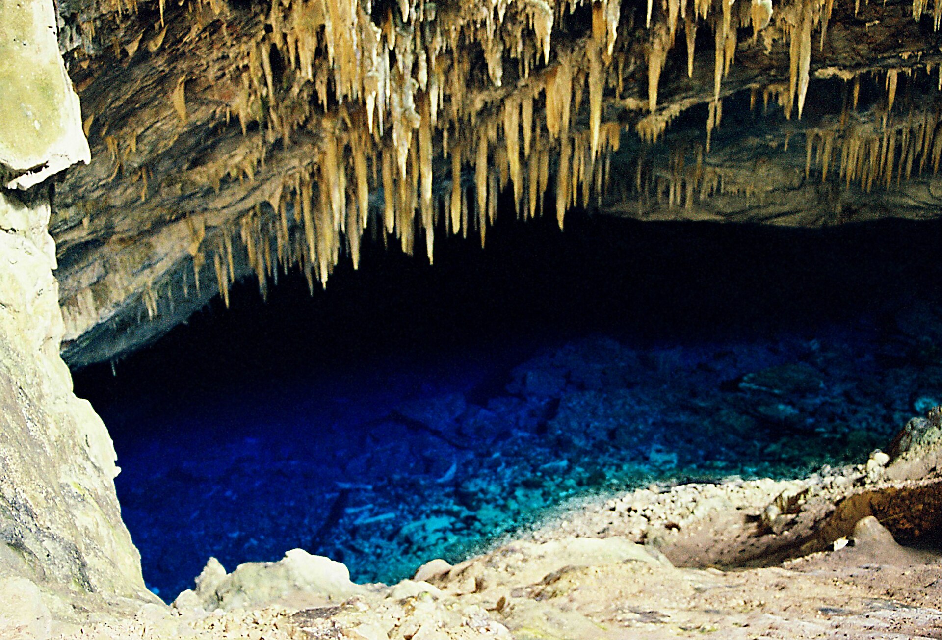 Lago subterrâneo de água azul dentro da Gruta do Lago Azul, em Bonito (MS)