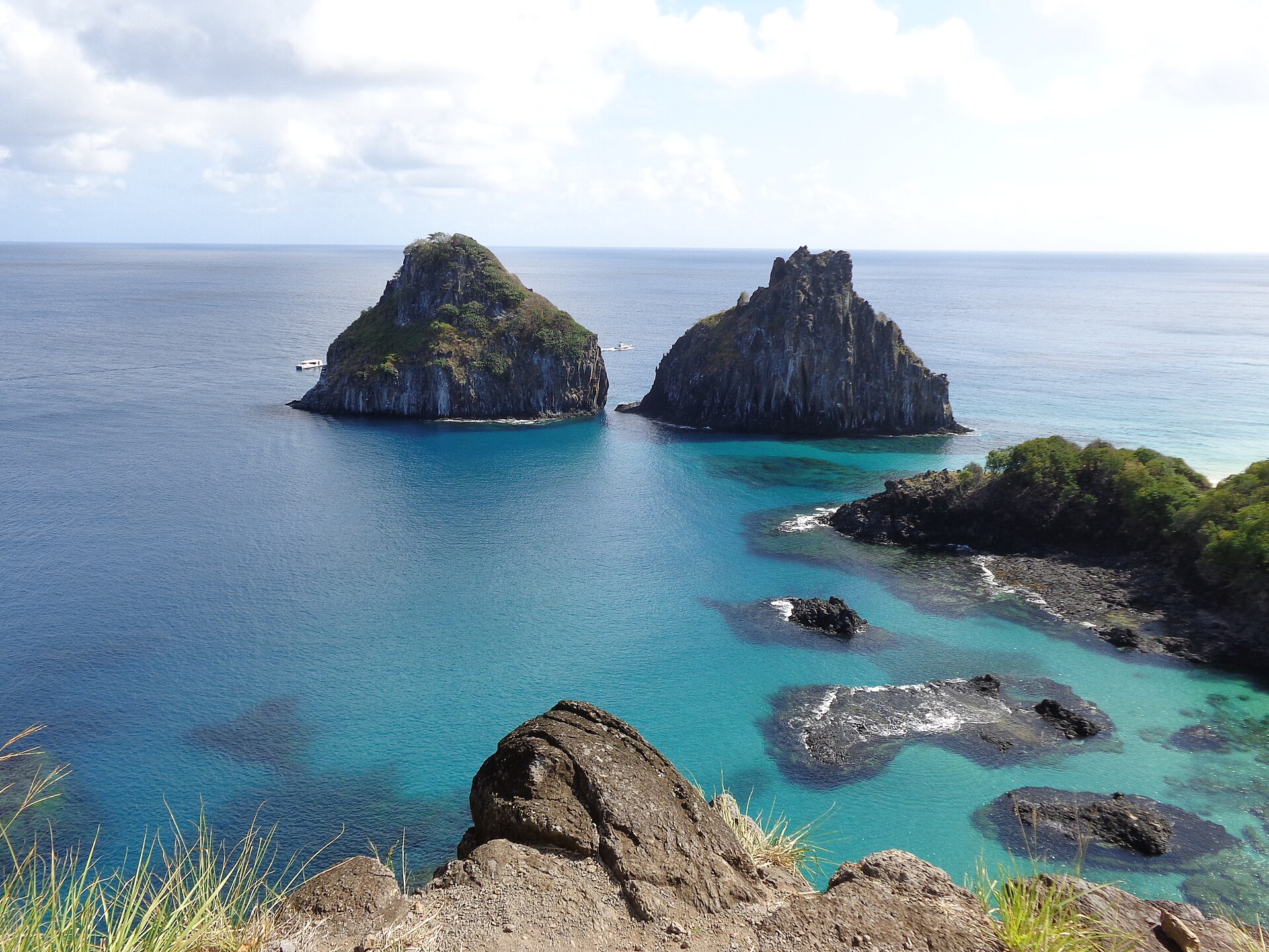 Morro Dois Irmãos visto da Praia da Cacimba do Padre, em Fernando de Noronha (PE)