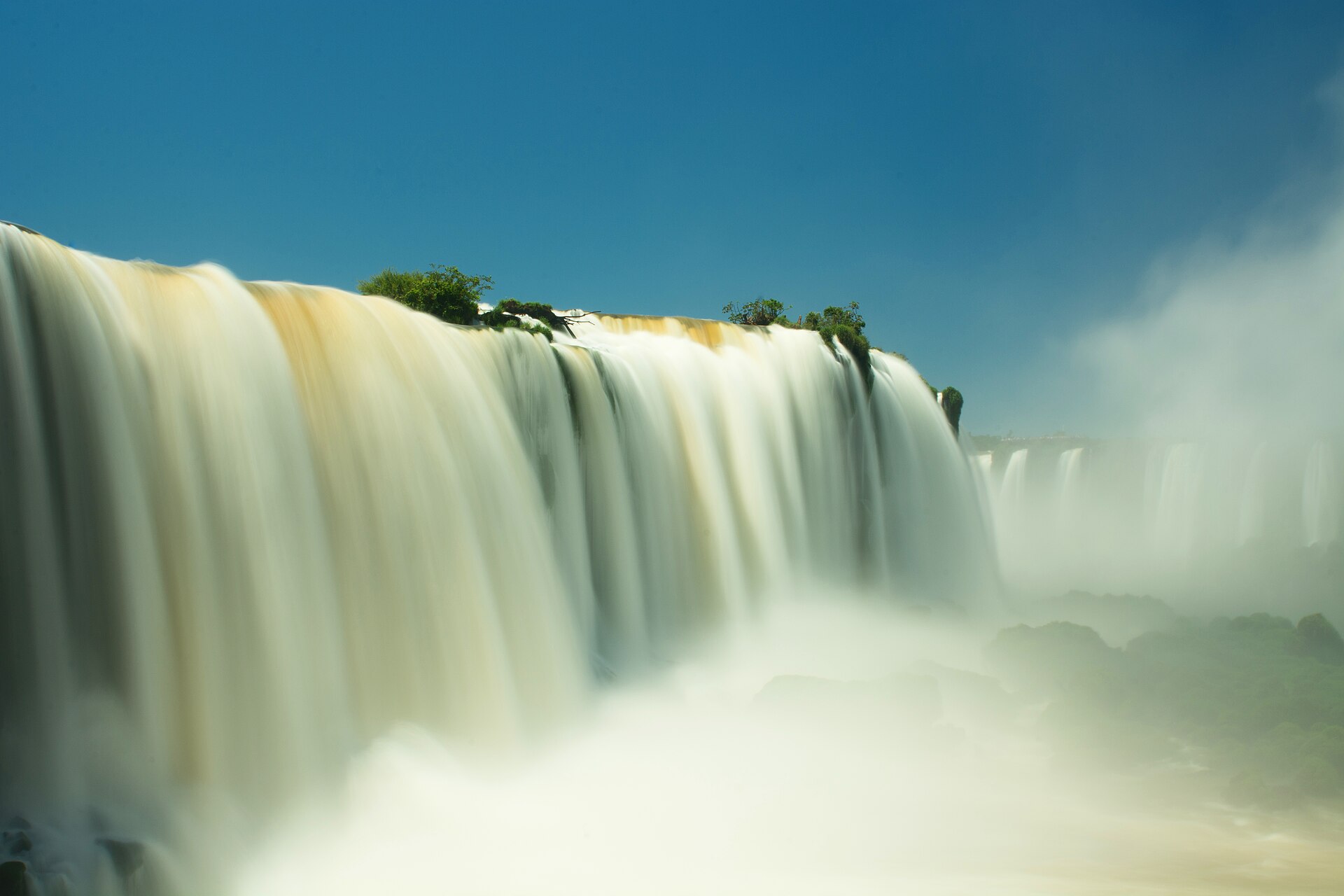 Vista aérea das Cataratas do Iguaçu, no Parque Nacional do Iguaçu (PR)